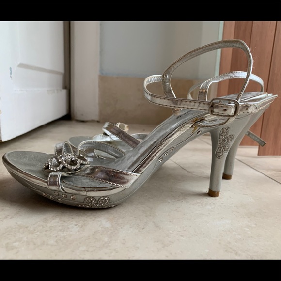 Delicacy Silver Heels with Flower - Size 7.5 - Picture 2 of 2